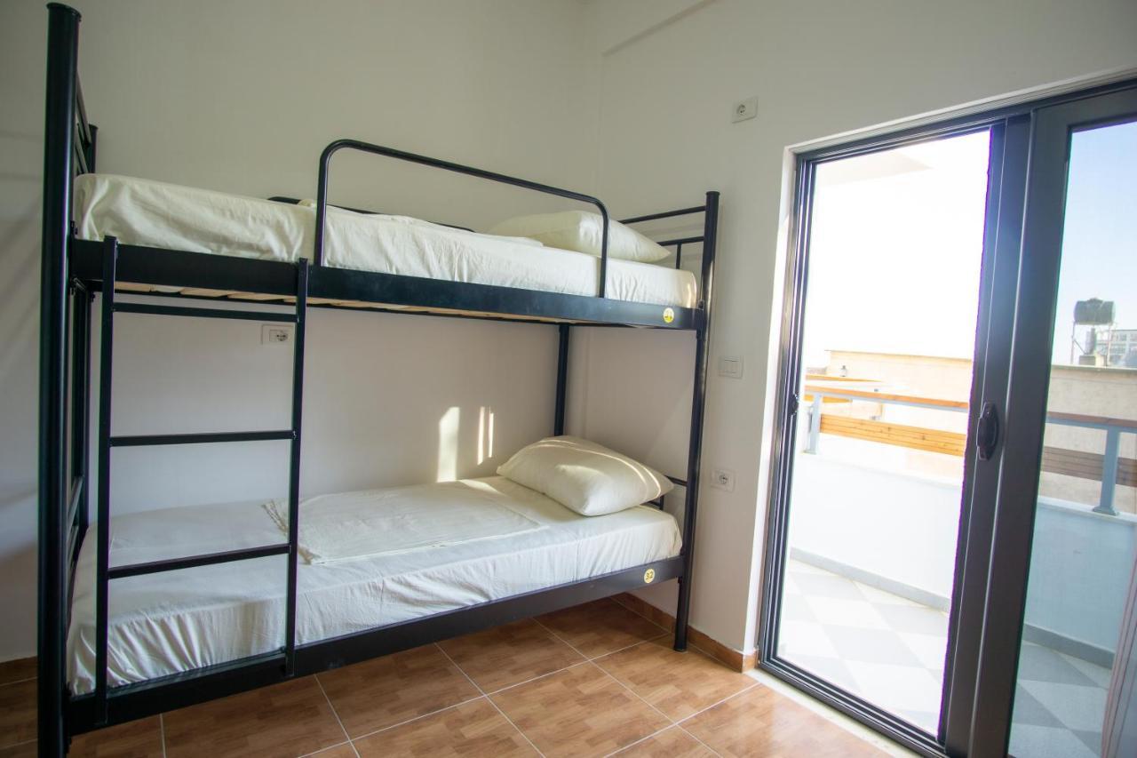 Wallaby Hostel Sarande Bagian luar foto