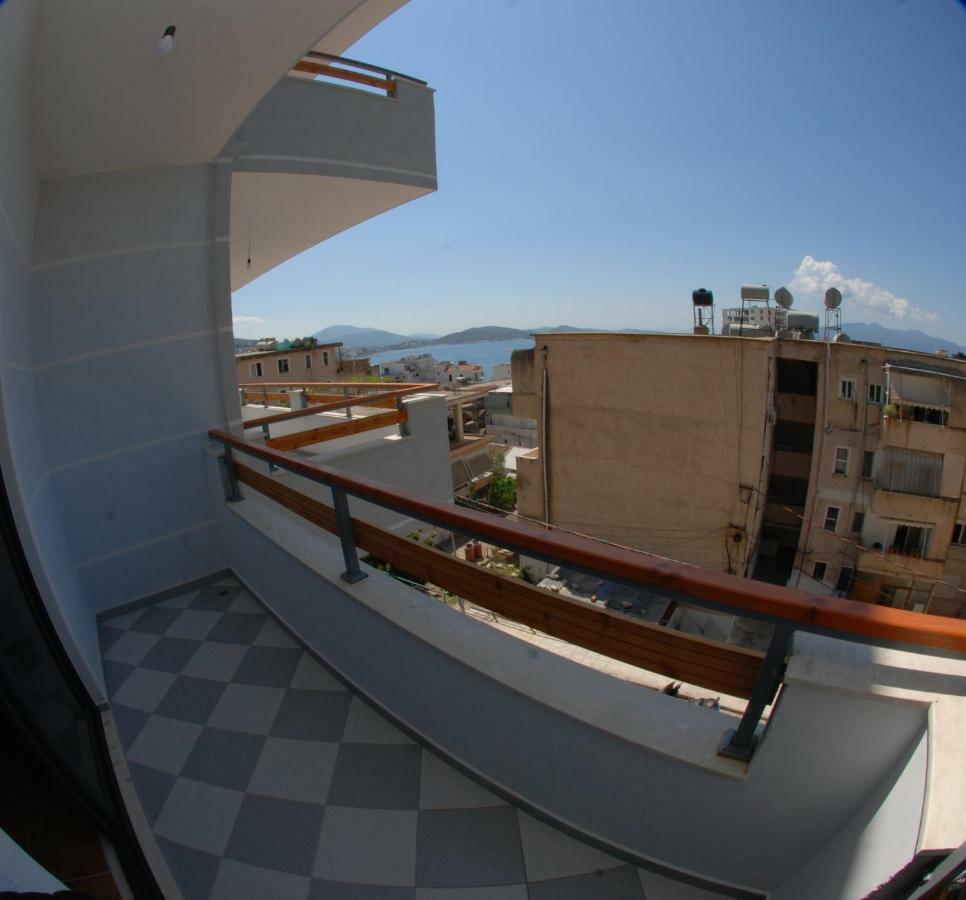 Wallaby Hostel Sarande Bagian luar foto