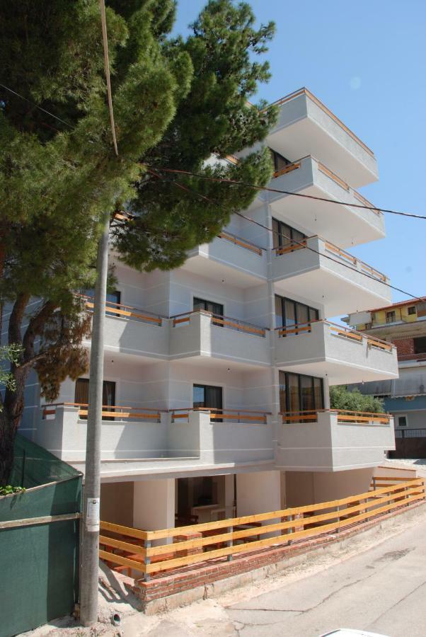 Wallaby Hostel Sarande Bagian luar foto