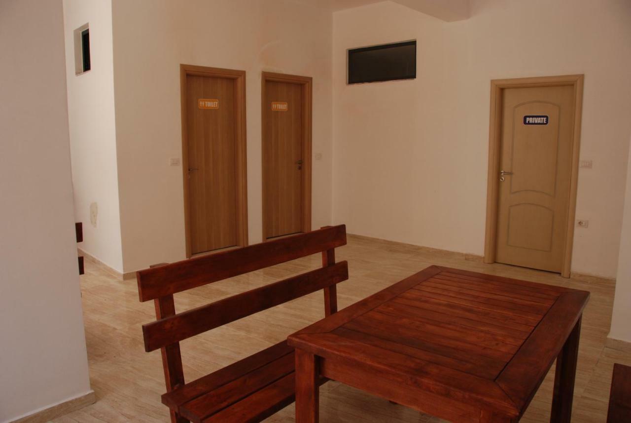 Wallaby Hostel Sarande Bagian luar foto